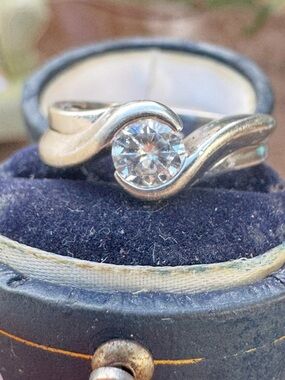 Vintage solid 14k gold genuine 3/4ctw diamond
Ring